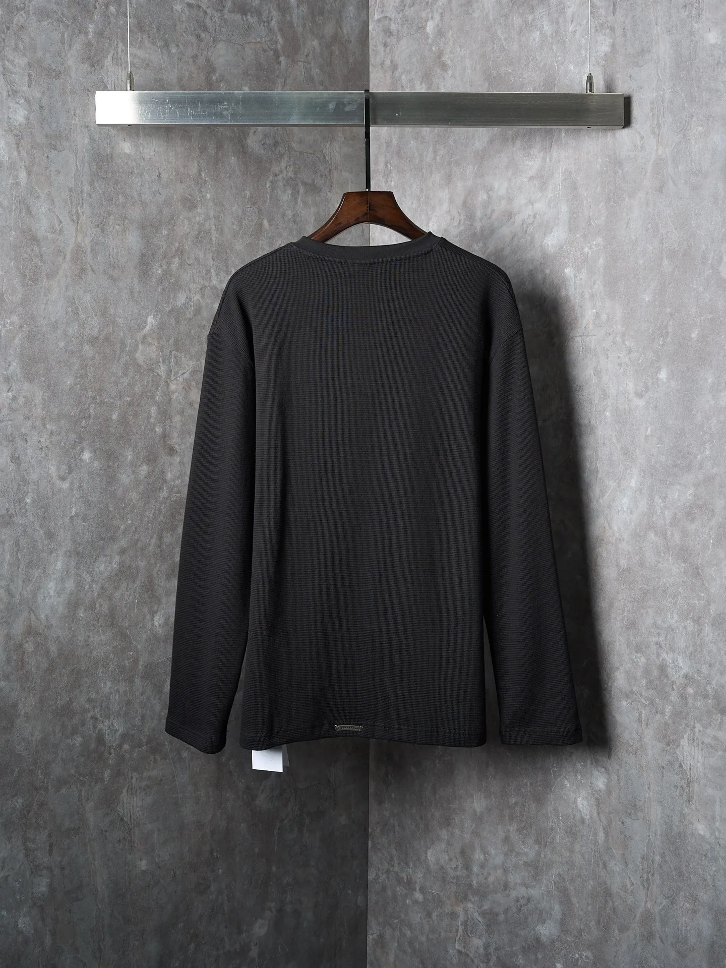 P340 Actual hanging auction] Chrome Hearts/Chrome Hearts Waffle Cross Leather Appliqué Silver Button Long Sleeves [Ready Stock] S M L XL Customized Pure Cotton Waffle Yawei with Fine Texture, Softness and Moisture. The calmness of black and the flexibility of waffle complement each other. The Chrome Hearts Cross leather decoration on the chest becomes the ultimate interpretation of the dark Gothic style. The hand-stitched logo button is like a miniature work of art, which is more noble and elegant. The iron plate with the logo on the back sways slightly as the body swings, adding a sense of movement and vitality. It is unobtrusive but has an indescribable aura. It interprets the perfect blend of retro and luxury. It adopts imported machine appliqué embroidery technology and uses advanced computer control systems and precise mechanical components to realize the Chrome Hearts cross leather appliqué operation. It presents an embroidery effect with both clarity and three-dimensionality. The fabrics have been washed and have a better hand feel. They are not easy to deform, shrink or fade. Maintains long-lasting beauty with a loose fit